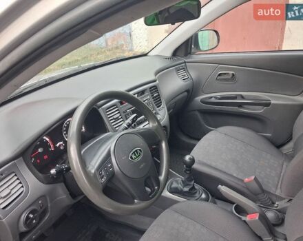 Серый Киа Рио, объемом двигателя 1.4 л и пробегом 130 тыс. км за 5000 $, фото 7 на Automoto.ua