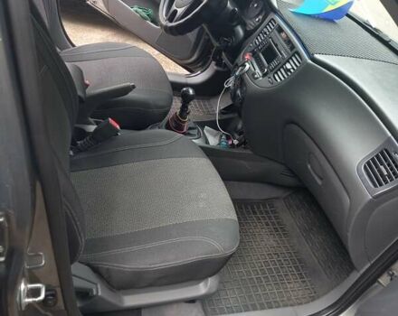 Сірий Кіа Ріо, об'ємом двигуна 1.4 л та пробігом 330 тис. км за 4700 $, фото 5 на Automoto.ua