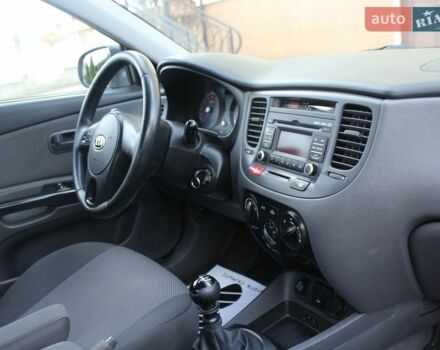 Сірий Кіа Ріо, об'ємом двигуна 1.4 л та пробігом 165 тис. км за 5590 $, фото 94 на Automoto.ua