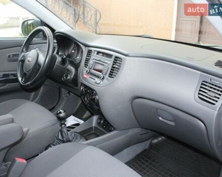 Сірий Кіа Ріо, об'ємом двигуна 1.4 л та пробігом 165 тис. км за 5590 $, фото 90 на Automoto.ua