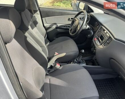 Сірий Кіа Ріо, об'ємом двигуна 1.4 л та пробігом 165 тис. км за 4600 $, фото 7 на Automoto.ua