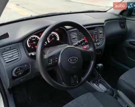Серый Киа Рио, объемом двигателя 1.4 л и пробегом 178 тыс. км за 6800 $, фото 22 на Automoto.ua