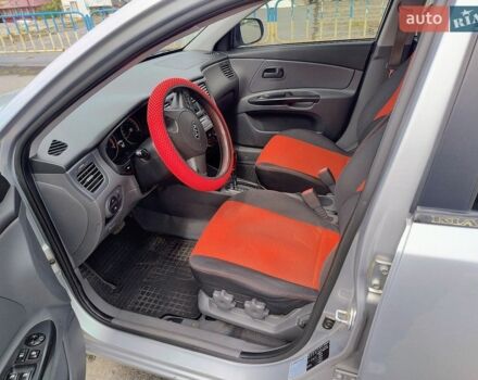 Сірий Кіа Ріо, об'ємом двигуна 1.4 л та пробігом 201 тис. км за 6000 $, фото 9 на Automoto.ua