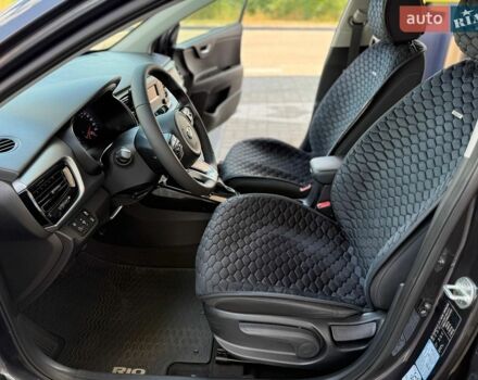 Серый Киа Рио, объемом двигателя 1.37 л и пробегом 64 тыс. км за 14000 $, фото 18 на Automoto.ua