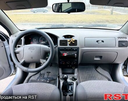 Серый Киа Рио, объемом двигателя 1.4 л и пробегом 300 тыс. км за 2300 $, фото 11 на Automoto.ua