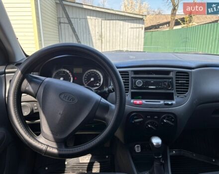 Серый Киа Рио, объемом двигателя 1.4 л и пробегом 256 тыс. км за 4100 $, фото 7 на Automoto.ua