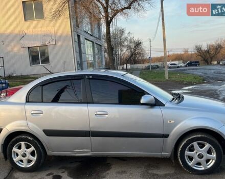 Серый Киа Рио, объемом двигателя 1.4 л и пробегом 238 тыс. км за 5500 $, фото 4 на Automoto.ua