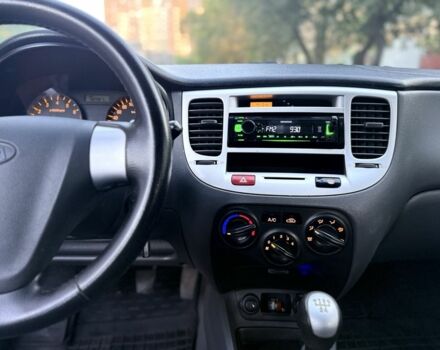 Серый Киа Рио, объемом двигателя 1.4 л и пробегом 198 тыс. км за 3900 $, фото 9 на Automoto.ua