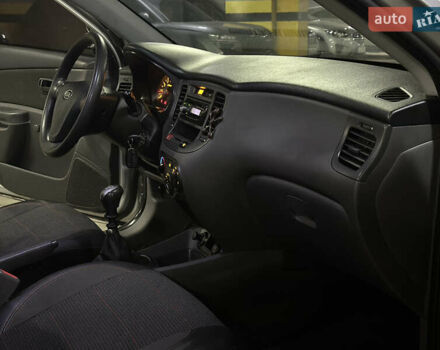 Серый Киа Рио, объемом двигателя 1.4 л и пробегом 220 тыс. км за 3400 $, фото 17 на Automoto.ua