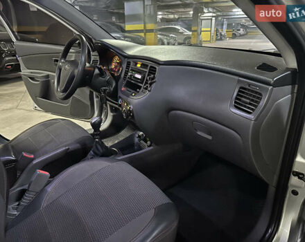 Серый Киа Рио, объемом двигателя 1.4 л и пробегом 220 тыс. км за 3400 $, фото 19 на Automoto.ua