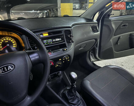 Серый Киа Рио, объемом двигателя 1.4 л и пробегом 220 тыс. км за 3400 $, фото 13 на Automoto.ua