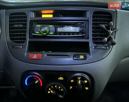 Серый Киа Рио, объемом двигателя 1.4 л и пробегом 220 тыс. км за 3400 $, фото 28 на Automoto.ua