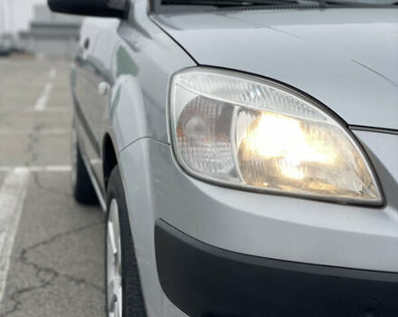 Сірий Кіа Ріо, об'ємом двигуна 1.4 л та пробігом 272 тис. км за 3900 $, фото 1 на Automoto.ua