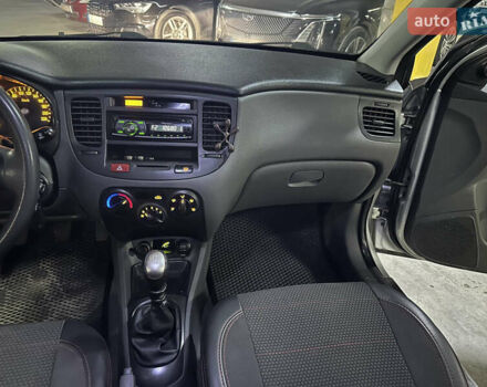 Серый Киа Рио, объемом двигателя 1.4 л и пробегом 220 тыс. км за 3400 $, фото 23 на Automoto.ua