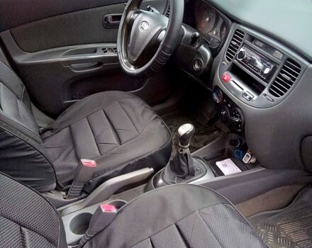 Серый Киа Рио, объемом двигателя 1.4 л и пробегом 247 тыс. км за 3700 $, фото 7 на Automoto.ua