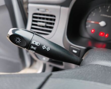 Сірий Кіа Ріо, об'ємом двигуна 1.4 л та пробігом 94 тис. км за 4900 $, фото 3 на Automoto.ua