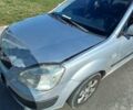 Серый Киа Рио, объемом двигателя 1.4 л и пробегом 220 тыс. км за 3800 $, фото 1 на Automoto.ua