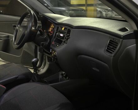 Серый Киа Рио, объемом двигателя 1.4 л и пробегом 220 тыс. км за 3700 $, фото 10 на Automoto.ua