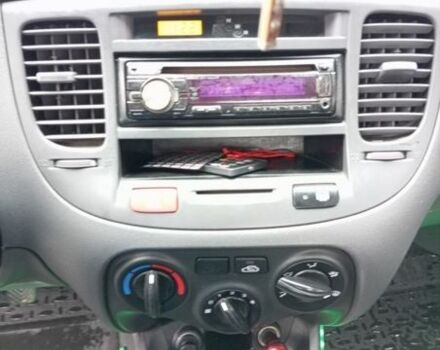 Сірий Кіа Ріо, об'ємом двигуна 1.4 л та пробігом 310 тис. км за 3800 $, фото 7 на Automoto.ua