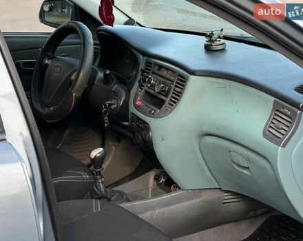 Сірий Кіа Ріо, об'ємом двигуна 1.49 л та пробігом 300 тис. км за 3700 $, фото 9 на Automoto.ua