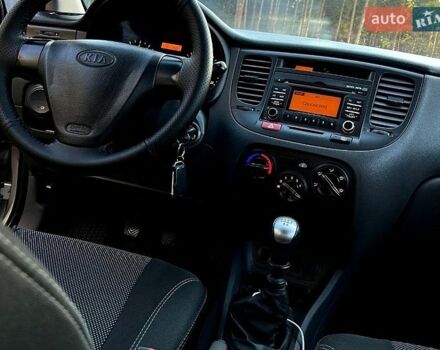 Серый Киа Рио, объемом двигателя 1.4 л и пробегом 219 тыс. км за 2800 $, фото 4 на Automoto.ua