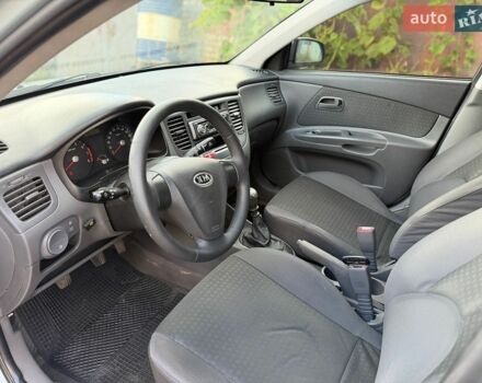 Серый Киа Рио, объемом двигателя 1.4 л и пробегом 240 тыс. км за 3250 $, фото 9 на Automoto.ua
