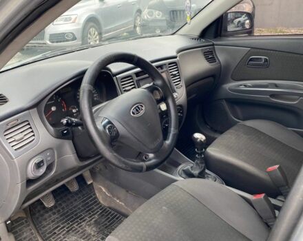 Сірий Кіа Ріо, об'ємом двигуна 1.4 л та пробігом 390 тис. км за 2999 $, фото 4 на Automoto.ua