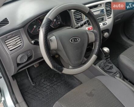 Серый Киа Рио, объемом двигателя 1.4 л и пробегом 240 тыс. км за 4300 $, фото 2 на Automoto.ua