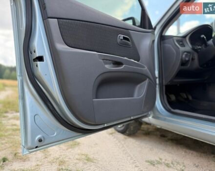 Серый Киа Рио, объемом двигателя 1.4 л и пробегом 240 тыс. км за 3250 $, фото 11 на Automoto.ua