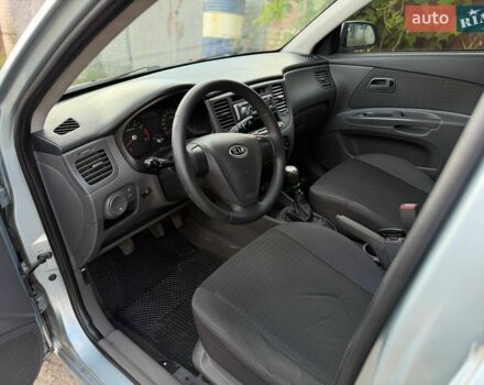 Серый Киа Рио, объемом двигателя 1.4 л и пробегом 240 тыс. км за 3250 $, фото 13 на Automoto.ua