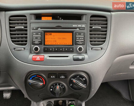 Серый Киа Рио, объемом двигателя 1.4 л и пробегом 179 тыс. км за 4250 $, фото 46 на Automoto.ua