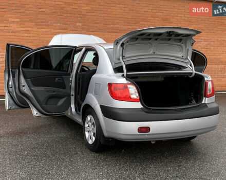 Серый Киа Рио, объемом двигателя 1.4 л и пробегом 179 тыс. км за 4250 $, фото 22 на Automoto.ua