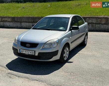 Серый Киа Рио, объемом двигателя 1.4 л и пробегом 242 тыс. км за 3600 $, фото 2 на Automoto.ua