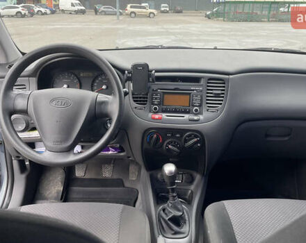 Серый Киа Рио, объемом двигателя 1.4 л и пробегом 82 тыс. км за 5400 $, фото 6 на Automoto.ua