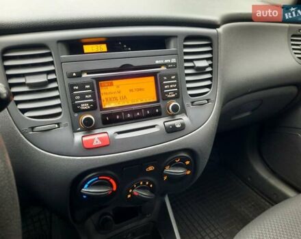 Серый Киа Рио, объемом двигателя 1.4 л и пробегом 113 тыс. км за 4550 $, фото 73 на Automoto.ua