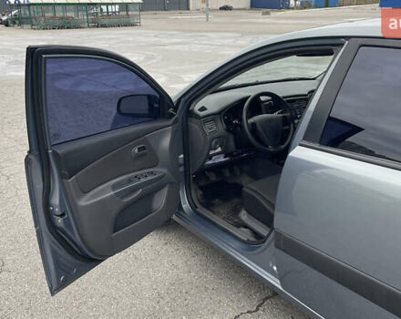 Серый Киа Рио, объемом двигателя 1.4 л и пробегом 82 тыс. км за 5400 $, фото 4 на Automoto.ua