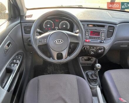 Сірий Кіа Ріо, об'ємом двигуна 1.5 л та пробігом 190 тис. км за 5800 $, фото 16 на Automoto.ua