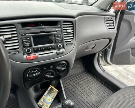 Серый Киа Рио, объемом двигателя 1.49 л и пробегом 297 тыс. км за 5999 $, фото 25 на Automoto.ua