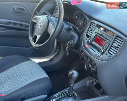 Серый Киа Рио, объемом двигателя 1.4 л и пробегом 227 тыс. км за 6750 $, фото 67 на Automoto.ua