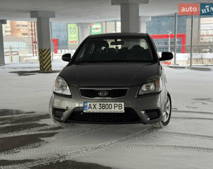 Серый Киа Рио, объемом двигателя 1.4 л и пробегом 99 тыс. км за 5500 $, фото 2 на Automoto.ua