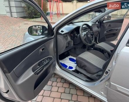 Серый Киа Рио, объемом двигателя 1.4 л и пробегом 227 тыс. км за 6850 $, фото 96 на Automoto.ua