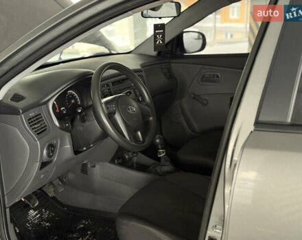 Серый Киа Рио, объемом двигателя 1.4 л и пробегом 99 тыс. км за 5500 $, фото 18 на Automoto.ua