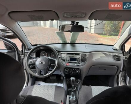 Серый Киа Рио, объемом двигателя 1.4 л и пробегом 227 тыс. км за 6850 $, фото 68 на Automoto.ua