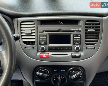 Серый Киа Рио, объемом двигателя 1.4 л и пробегом 227 тыс. км за 6850 $, фото 87 на Automoto.ua