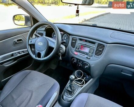 Серый Киа Рио, объемом двигателя 1.5 л и пробегом 190 тыс. км за 5800 $, фото 16 на Automoto.ua