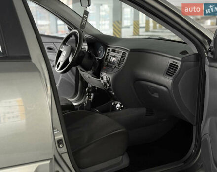 Серый Киа Рио, объемом двигателя 1.4 л и пробегом 99 тыс. км за 5500 $, фото 14 на Automoto.ua