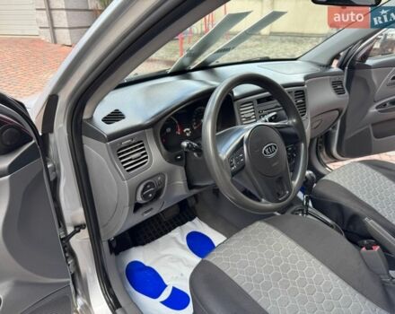 Серый Киа Рио, объемом двигателя 1.4 л и пробегом 227 тыс. км за 6750 $, фото 93 на Automoto.ua