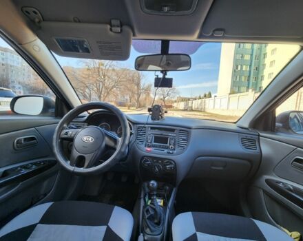 Сірий Кіа Ріо, об'ємом двигуна 1.3 л та пробігом 207 тис. км за 5400 $, фото 4 на Automoto.ua