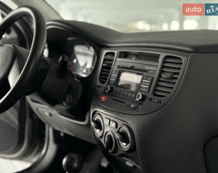 Серый Киа Рио, объемом двигателя 1.4 л и пробегом 99 тыс. км за 5500 $, фото 16 на Automoto.ua