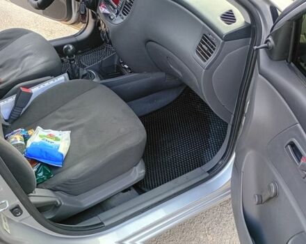 Серый Киа Рио, объемом двигателя 1.4 л и пробегом 301 тыс. км за 3700 $, фото 10 на Automoto.ua